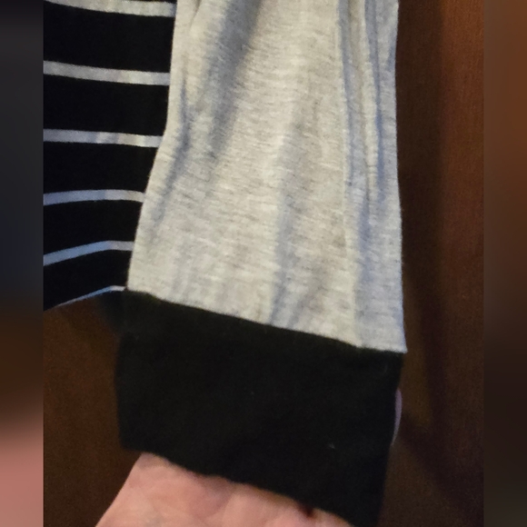 Zenana Outfitters Black & Grat Striped Long Sleeve Tee SzM NWT - Picture 4 of 7
